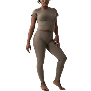 Ensembles d'entraînement pour femmes 2 pièces sans couture Fitness Scrunch Yoga tenues Leggings et haut court correspondant vêtements de sport athlétiques 2026 - Product Image 3