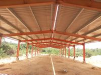 Bâtiment agricole en structure métallique économique : poulailler, enclos à volailles et grange pour bétail