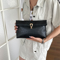Dompet Clutch Kulit PU Anyaman dengan Gesper Emas, Tas Tangan Kapasitas Besar untuk Wanita