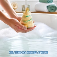 Bombe de bain effervescente OEM ODM en forme de sapin de Noël à la fraise, 100g, personnalisable avec étiquette privée, hydratante, adoucissante, pour bain relaxant, coffret cadeau spa