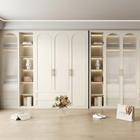Système de rangement pour armoire en PET avec bordures sans joint en PUR, portes à charnières en mélamine et planification CAO pour les projets de réaménagement d'hôtels modernes