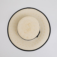 Chapeau de paille beige naturel à large bord et dessus plat avec ruban noir pour femme – Tendance estivale, protection solaire, idéal pour les voyages