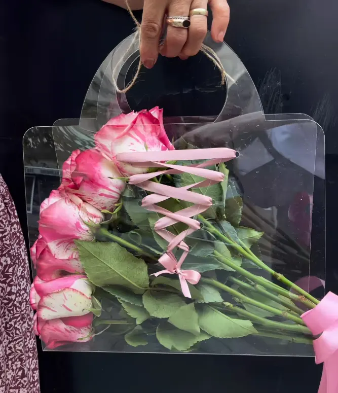 透明なプラスチック製の花の花束パッキングキャリア透明なPVCバッグ花屋の花の包装用ハンドル付き