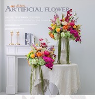 Arrangement floral vibrant et coloré en rose magenta et orange pour centre de table de mariage, décoration de toile de fond de scène de réception 60 cm