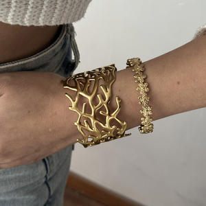 Brazalete de Moda para Mujer, Diseño Nuevo, Acero Inoxidable, Chapado en Oro PVD, Estilo Abierto Ancho, Martillado Irregular, Grueso - Product Image 2