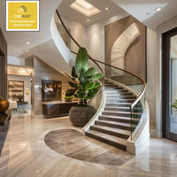 Escalier intérieur au design moderne et courbé CBMmart avec marches en marbre, taille des trous personnalisée, structure en acier, garde-corps en verre, prix abordable