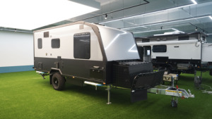 Caravana todoterreno de lujo moderna de aluminio <span class=keywords><strong>para</strong></span> <span class=keywords><strong>2</strong></span> personas, autocaravana con suspensión independiente y espacio de almacenamiento en venta - Product Image 4