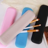 Tragbares 8-teiliges Silikon-Make-up-Pinsel-Set mit Magnetischer Reisebox, Flache Synthetische Haarpinsel für Körper, Lippen und Gesicht - Mit Griff