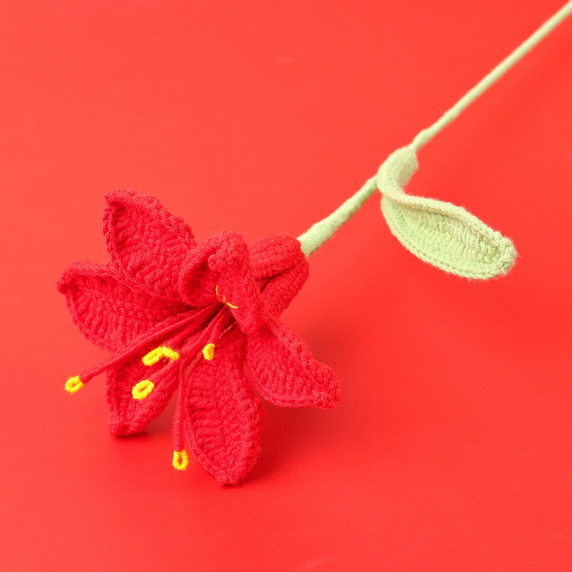 La neve, cinque o sei volte, si trasforma in rami di giglio rosso.