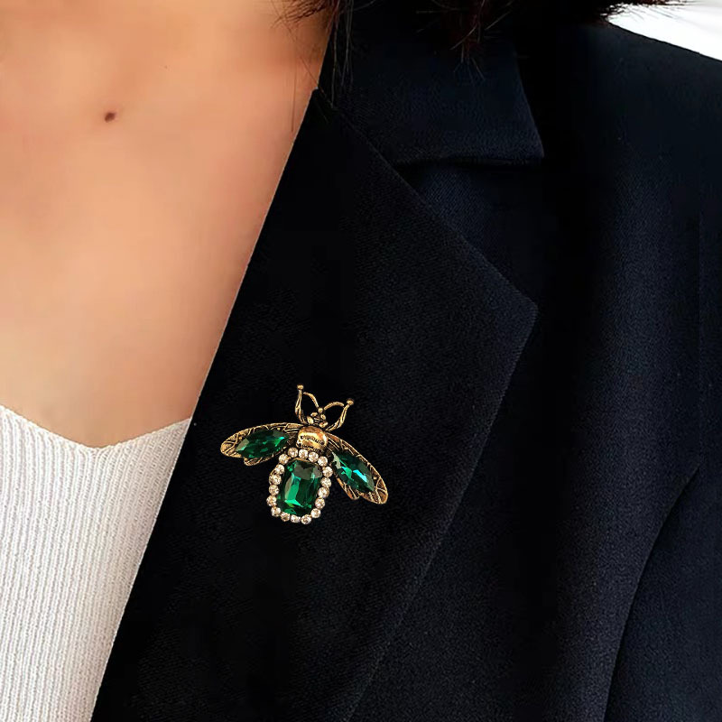 Broche en forme d'abeille avec perle