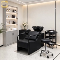 Fauteuil de lavage inclinable avec bac en céramique noir et revêtement en cuir PU confortable pour salon de coiffure et institut de beauté