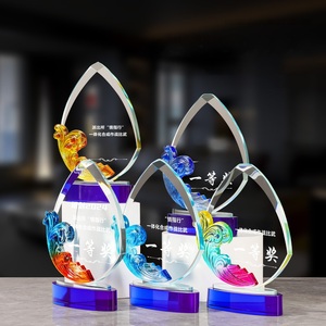 Trophée en verre cristal transparent de haute qualité, personnalisé avec glaçure colorée et base bleue, gravé au laser - Product Image 1