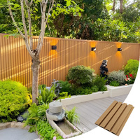 Revêtement mural extérieur imperméable en WPC, panneau composite co-extrudé brun, style moderne pour villa, système de fixation par clips.