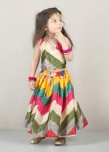 Ensemble traditionnel indien pour enfants Lehenga Choli avec un design géométrique en patchwork en tissu satiné multicolore pour les occasions festives - Product Image 6