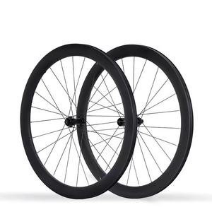 Roues de vélo de course sur route en fibre de <span class=keywords><strong>carbone</strong></span> légères de haute qualité 700C avec frein à disque, <span class=keywords><strong>jante</strong></span> tubeless pour <span class=keywords><strong>BMX</strong></span> et cruisers - Product Image 1