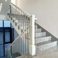 Rampe d'escalier en fer forgé de style européen avec poteaux torsadés forgés à la main, idéale pour la décoration intérieure de villas