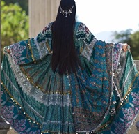 Robe afghane Kuchi longue bleue et blanche, faite à la main, avec broderies multicolores et travail de miroirs.