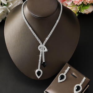 Elegante Conjunto de Collar y Pendientes de Pedrería Inspirado en el Estilo Europeo Americano para Novias, Vestidos de Boda, Pulseras Versátiles de Aleación de Zinc Plateado - Product Image 4