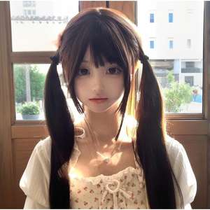 วิกผมยาวตรงสไตล์โลลิต้า พร้อมผมหน้าม้าปัดข้าง เส้นผมธรรมชาติ ใยคาเนคาลอน  ฐานลูกไม้โปร่งใส  สำหรับผู้หญิง - Product Image 1