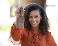 Étiquette de bagage personnalisée en cuir véritable fait main avec sangle, idéale pour les cadeaux de mariage, les souvenirs de voyage et les accessoires de bagage, personnalisable avec votre logo.