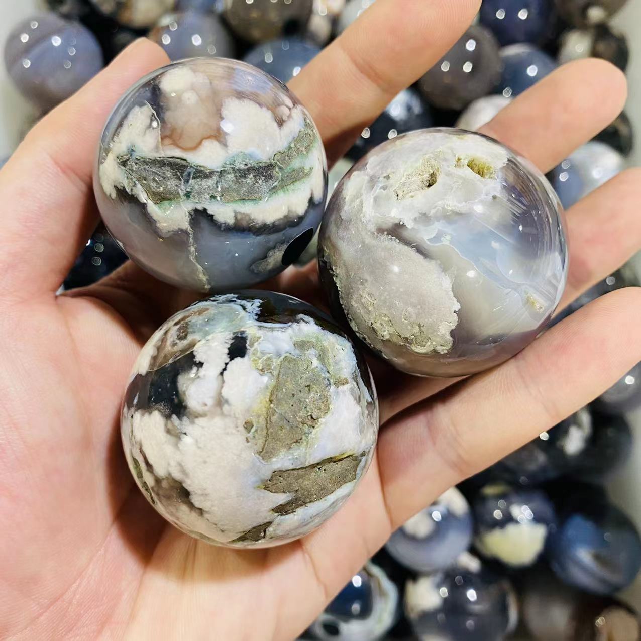 Оптовая продажа, натуральный исцеляющий высококачественный хрустальный шар, черные цветочные сферы, сфера из агата оптом