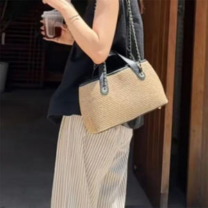 Sac fourre-tout en paille de raphia tressé, sac de plage haut de gamme et polyvalent pour femme, sac à bandoulière élégant et stylé avec chaîne - Product Image 2