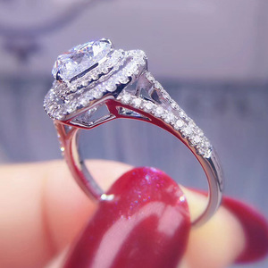 Anello a Forma di Cuore con Cristalli Incastonati per Donne, Accessorio Romantico per Uso Quotidiano e Feste - Product Image 4