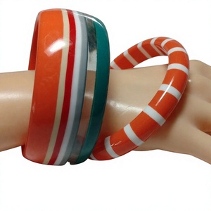 กำไลข้อมืออะคริลิคเรซิ่นแฟชั่นใหม่ ลายทางสีสันสดใส คุณภาพพรีเมียม น่ารัก ลายสีส้ม เขียว ขาว เครื่องประดับ - Product Image 1