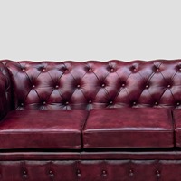 Canapé Chesterfield élégant en cuir véritable rouge, convertible, trois places, capitonné, luxueux, pour salon traditionnel