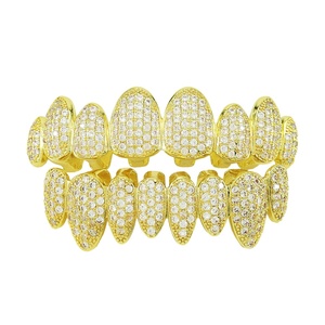 กำไลข้อมือฮิปฮอปแบบไม่สมมาตรแปดฟัน ชุบทอง ประดับเพชรซิร์คอนไมโครเพฟ ทองเหลืองชุบทอง 18K สำหรับผู้ชายและผู้หญิง - Product Image 5