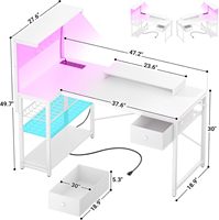 Escritorio para Juegos en Forma de L con Altura Ajustable, Superficie de Fibra de Carbono, Panel Perforado, Cajón, Luz LED, Tomacorriente, Estantes de Almacenamiento