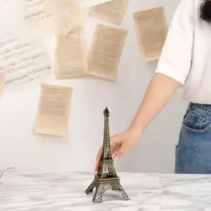 Ornamen kreatif ruang tamu tinggi model menara kembar Paris