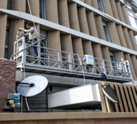 Équipement de travail pour le nettoyage des façades et l'entretien des bâtiments : plateforme suspendue pour travaux muraux extérieurs