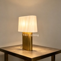 Lampe de table colonne moderne en laiton vieilli avec abat-jour trapézoïdal en lin flexible, LED dimmable E26, idéale pour chambre et salon