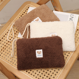 Trousse de maquillage portable style Ins et coréen, grande capacité, avec fermeture éclair, en peluche, avec dragonne, motif ours mignon, style célébrité internet, pour le voyage - Product Image 2