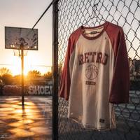 T-shirt rétro à manches 3/4 contrastées, style vintage usé, haut de basketball sportif, esthétique streetwear