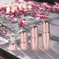 Flacon cosmétique rond chic en verre avec bouchon roll-on doré estampé pour sérum de soin et parfum – Design élégant pour coiffeuse de chambre