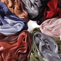 Foulard Hijab Plissé Ombré à Rayures en Polyester Brillant Effet Froissé Long 180cm pour Femme, Protection Solaire, Vente en Gros