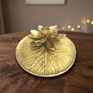 Plato Decorativo con Hoja de Loto Dorada, Hecho a Mano en Metal, Diseño Tradicional Chino, Patrón Vegetal Grabado - Product Image 4