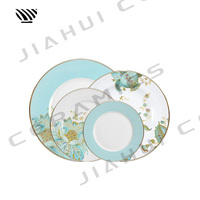 Ensemble de somptueuses assiettes en porcelaine à motifs floraux turquoises aux bords dorés