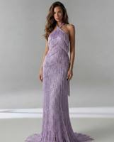 Robe de soirée sirène LM D320 lilas à col halter croisé, entièrement superposée, ornée de franges perlées et de strass, longueur ras du sol