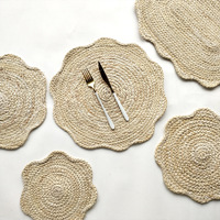 Napperons en rotin naturel tressé, sous-verres en jacinthe d'eau, assiettes de présentation en écorce de maïs pour la décoration de table à manger, de la maison, de la cuisine ou de mariage