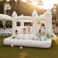 Château gonflable commercial blanc avec toboggan et piscine à balles pour enfants, idéal pour les fêtes en extérieur