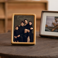 Meja Kayu Jati Solid Ramah Lingkungan Tahan Lama Buatan Tangan Bingkai Foto Berwarna Penuh Kreatif Cetak Giclee Logo Kustom Desain Modern