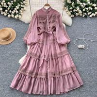 Robe longue élégante pour femme avec ceinture à nouer, manches bouffantes et empiècements en dentelle – Collection Printemps