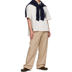 เสื้อเชิ้ตผ้าฝ้ายสีเทาทรงหลวม แขนสั้น ตะเข็บข้างระบายอากาศ มีกระเป๋าปะ  สำหรับผู้ชาย พร้อมโลโก้แบบกำหนดเอง - Product Image 5