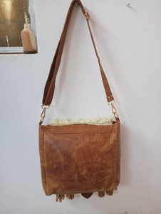 Bolso Tote de Hombro de Cuero Genuino Marrón Hecho a Mano para Mujer con Forro de Algodón Premium, Cierre de Cremallera Seguro y Adorno de Plumas - Product Image 1