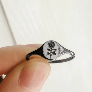 Anello con Sigillo Minimalista a Forma di Girasole, Unisex, con Motivo Floreale, Accessorio di Moda per Uso Quotidiano - Product Image 4