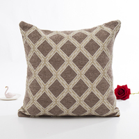Vente en gros de housses de coussin et de oreillers décoratifs carrés modernes en polyester jacquard avec motifs géométriques rayés et à pois, et motifs végétaux.