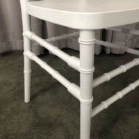 Chaise de mariage Chiavari démontable blanche/dorée en résine dorée pour hôtels, salles de banquet et événements